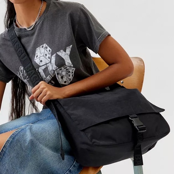 BAGGU Sport Messenger Bag- Black - Picture 5 of 5
